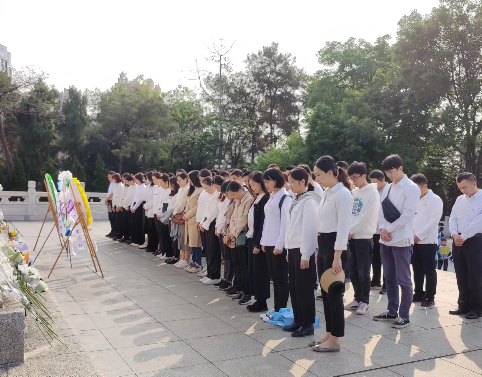 市排水公司黨總支、南寧建康環(huán)保公司黨支部開(kāi)展“緬懷革命先烈，賡續(xù)紅色基因”聯(lián)合主題黨日活動(dòng)